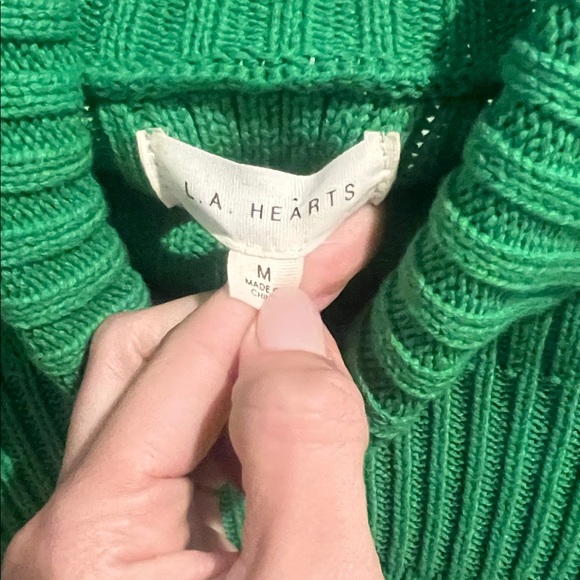 Green turtleneck sweater size medium - Picture 2 of 3